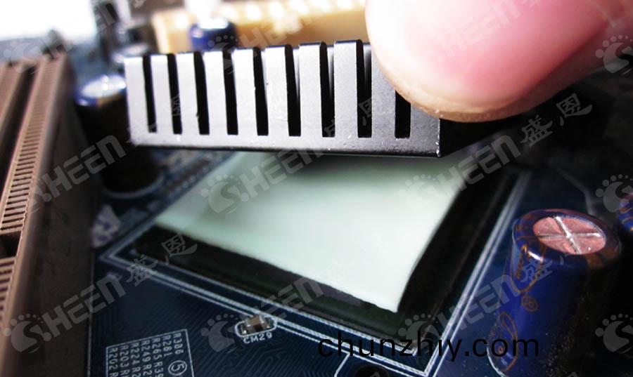 激光傳(chuan)感器的(de)性(xing)能(neng)保(bao)障：無硅導熱片的應用